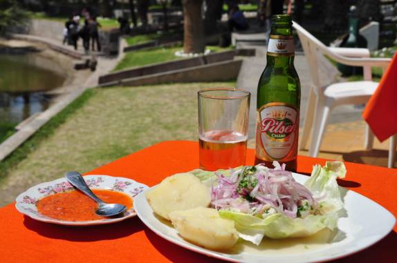 Delicioso ceviche, em Huacachina, no Peru